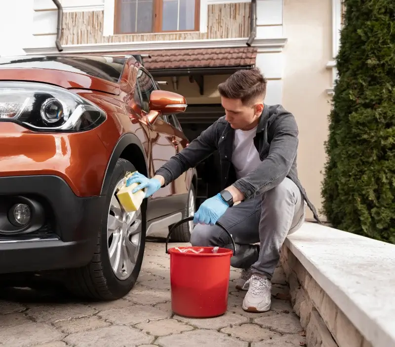Lavage auto à domicile Chastanier : professionnel intervenant sur un véhicule